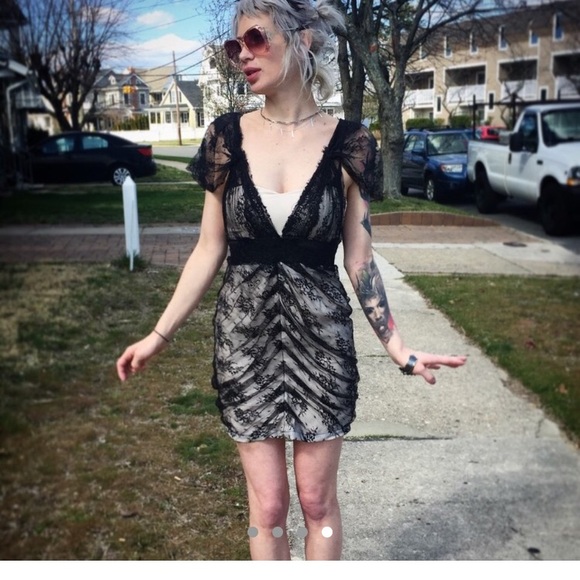 Ivory and lace dress - Picture 2 of 4